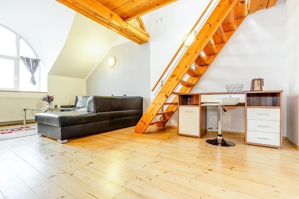 Utulny A Prostorny Podkrovni Byt S Krbovymi Kamny Ceske Budejovice Extérieur photo